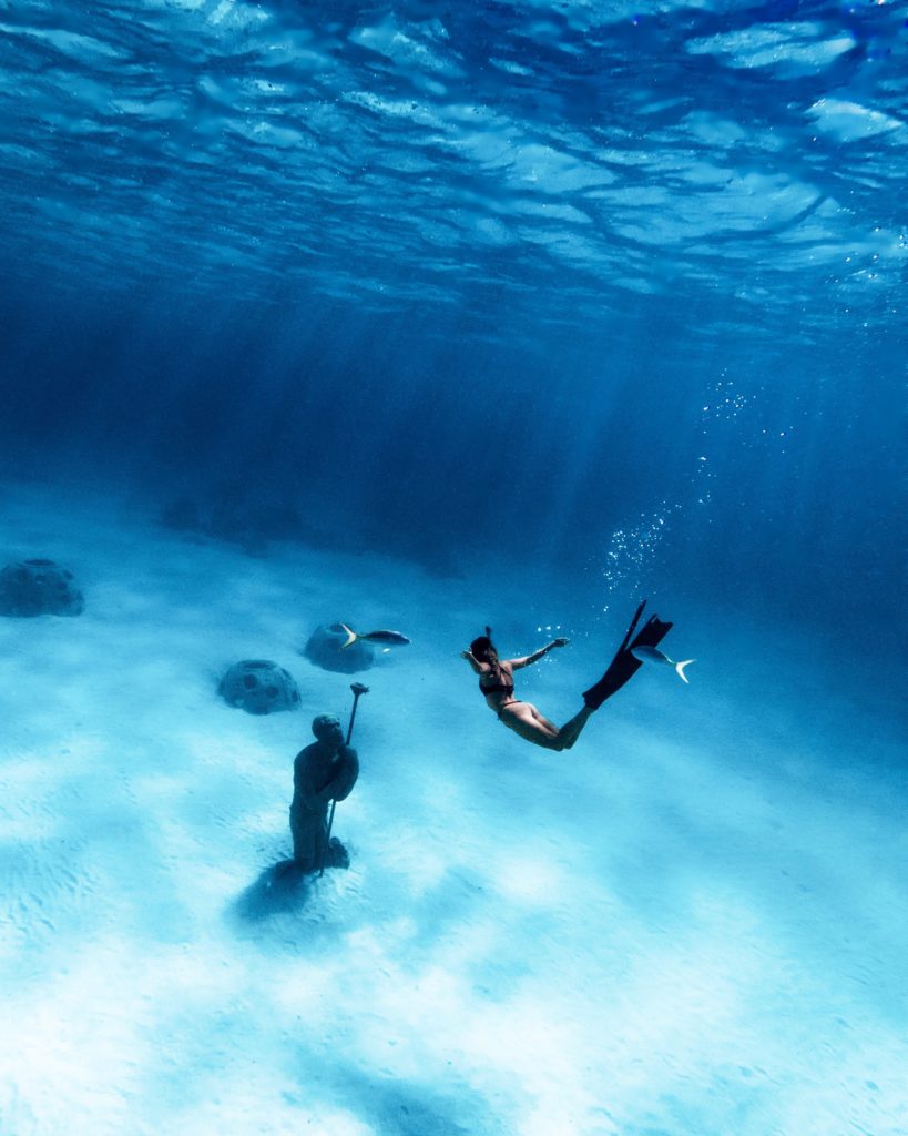 freediving in Nassau, Bahamas with statues, travel guide
