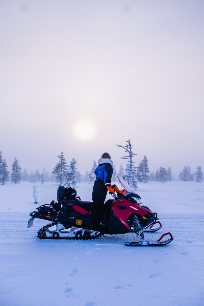 montar en moto de nieve en Laponia