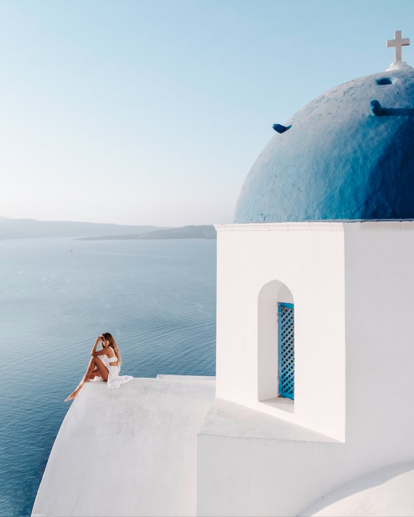 Santorini with its white washed houses and iconic blue domes and windmills is a dream. Perfect for honeymoons or romantic getaways, one of the best destinations in Europe. Read this complete travel guide “How to do Santorini in 4 days” for the best sunset spots, what to do in Santorini and the best hotels. Greece | greek islands | instagram spots | greece photography | travel itinerary | where to stay in Santorini | best hotels with private pool | travel tips