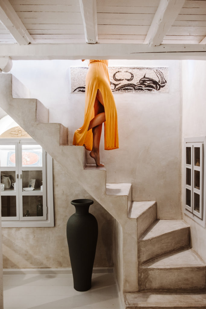 el interior de uno de los mejores hoteles de Santorini