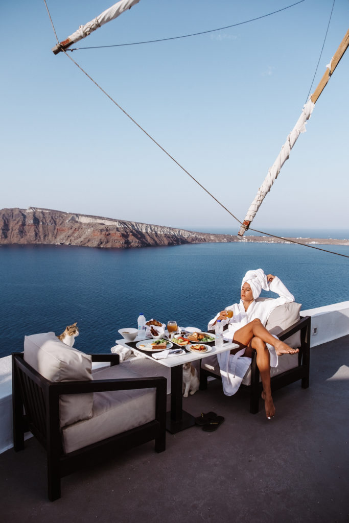 desayuno con vistas a la caldera en Santorini